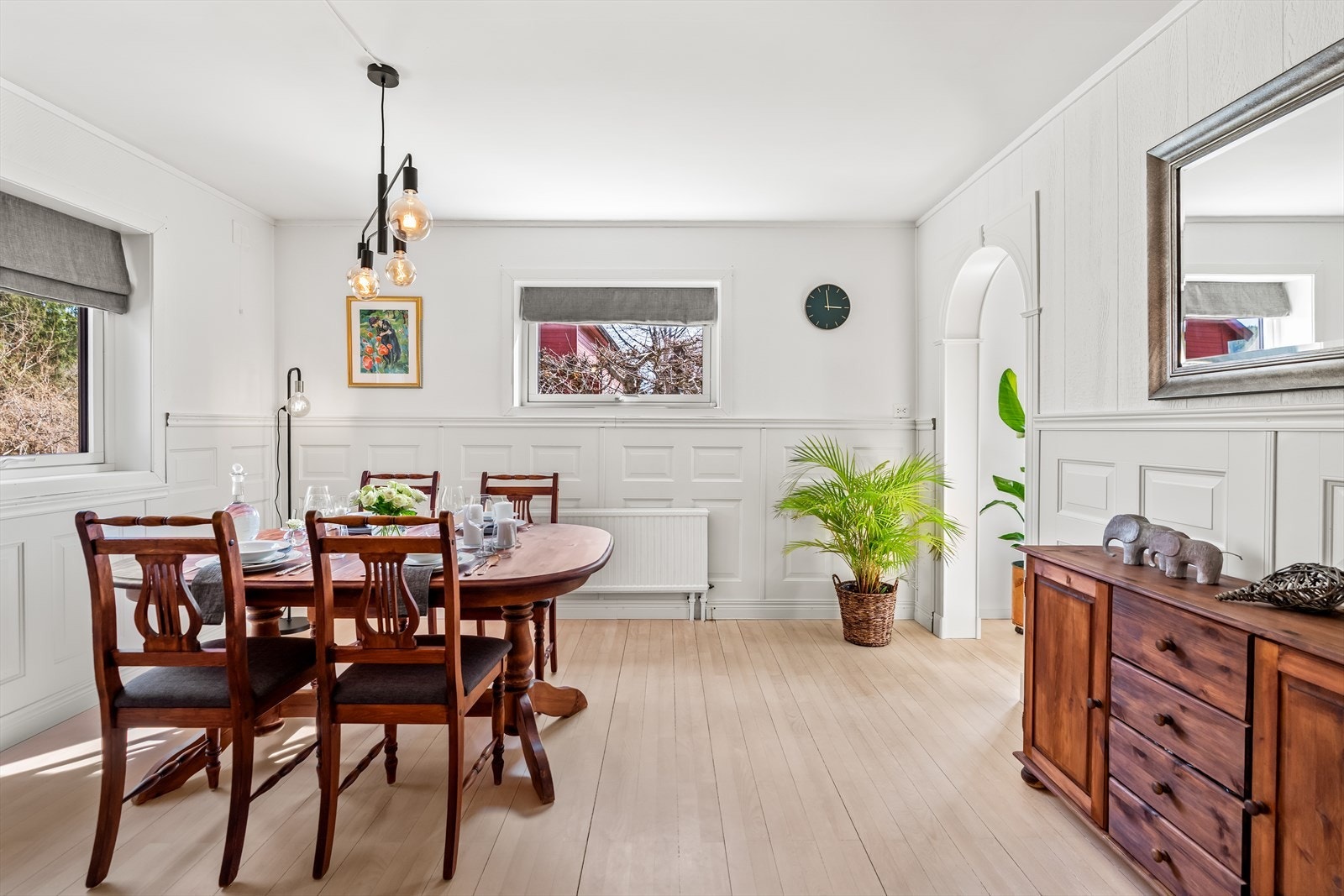 Denne spisestuen er holdt i stilrent hvitt, og har et lyst, originalt heltregulv. Galleribilde