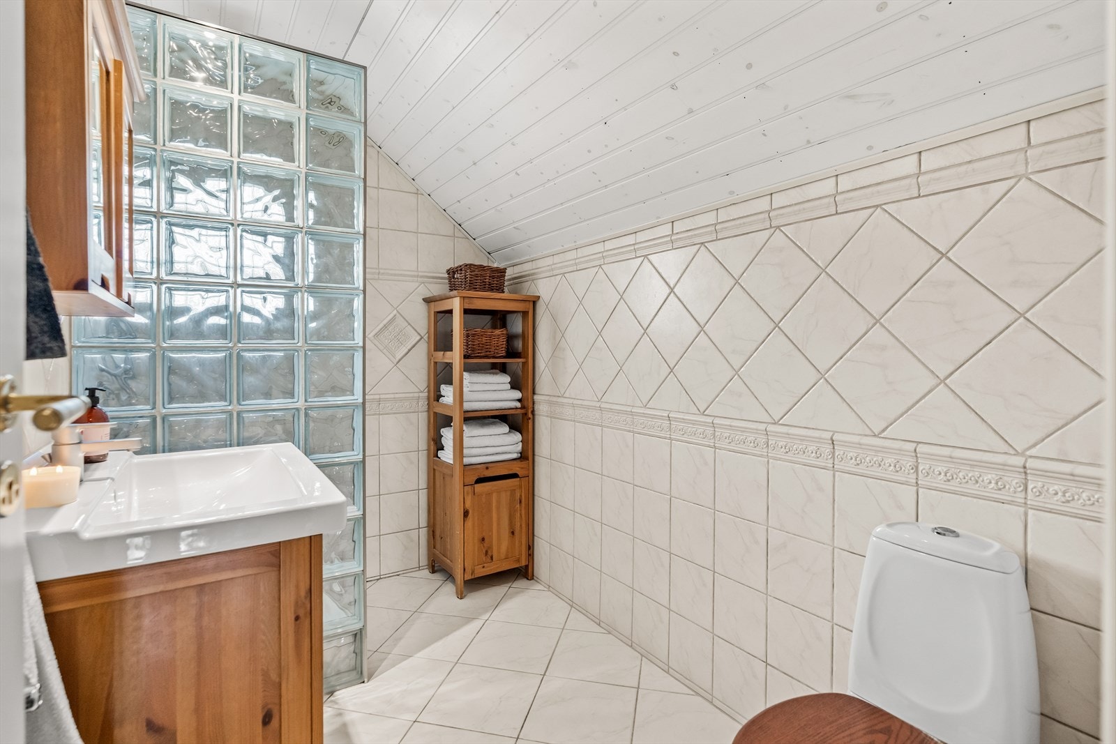 Boligen inneholder et bad/wc, et wc-rom og et vaskerom. Badet ble renovert i 2004, og fremstår som velholdt og pent. Galleribilde
