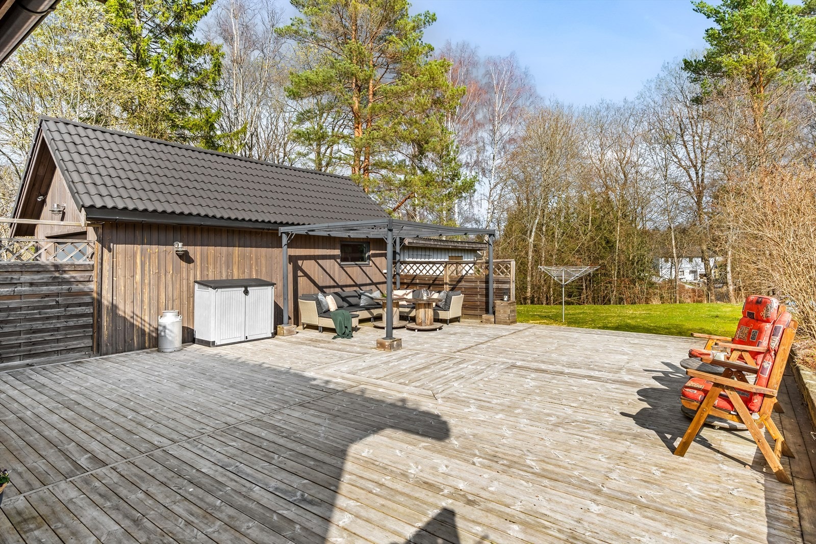 Gode solforhold kan nytes til det fulle på en stor og solrik terrasseplatting på hele 96 kvm. Galleribilde