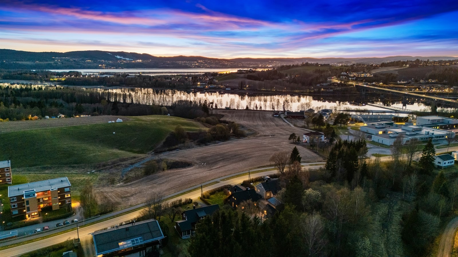Effektiv adkomst til rundkjøringen ved broen via Kirkeveien - perfekt for en smidig start på dagen uten kø. Galleribilde