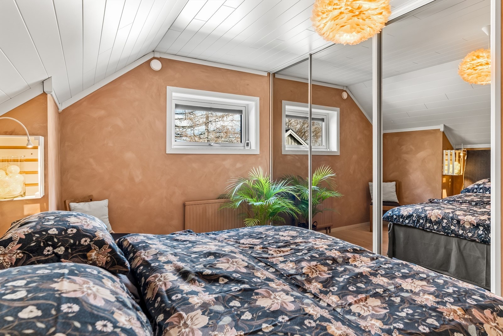 Her er det en romslig skyvedørsgarderobe med speilfronter. Galleribilde