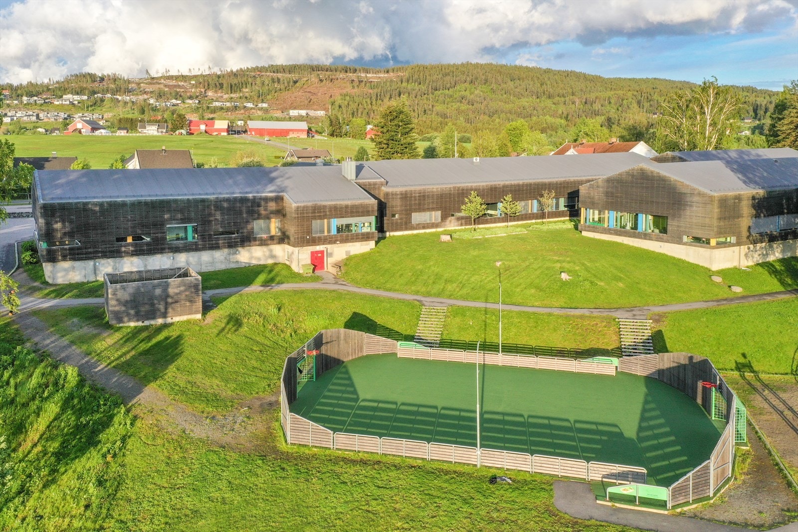 Her bor du i et meget barnevennlig område og det er enkel gangavstand til både skole og ... Galleribilde