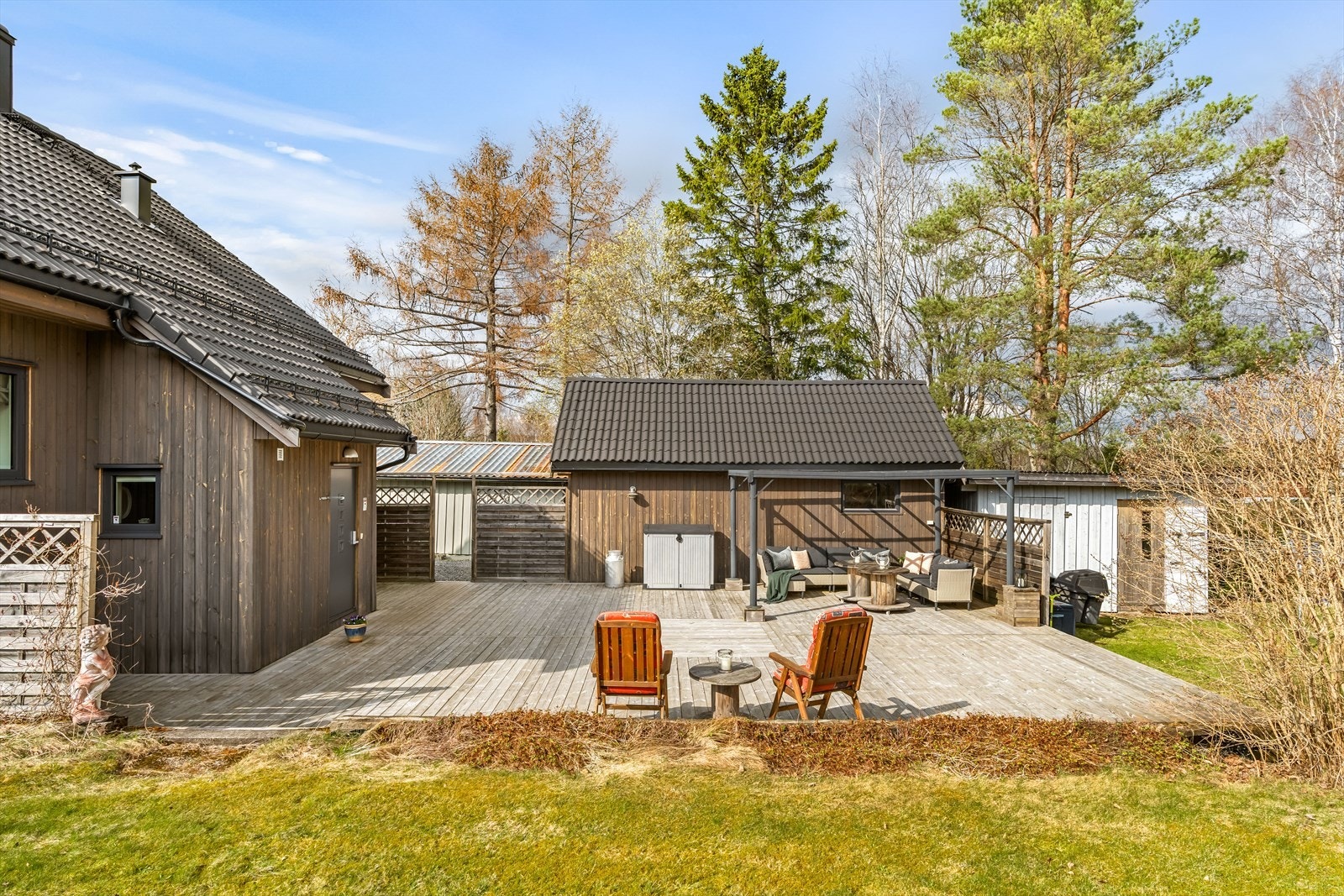 Beliggenheten er barnevennlig og attraktiv, med nærhet til busstopp, skoler, idrettsanlegg og Fet Golfklubb, samt kort vei til matbutikk, togstasjon og populære turområder. Galleribilde