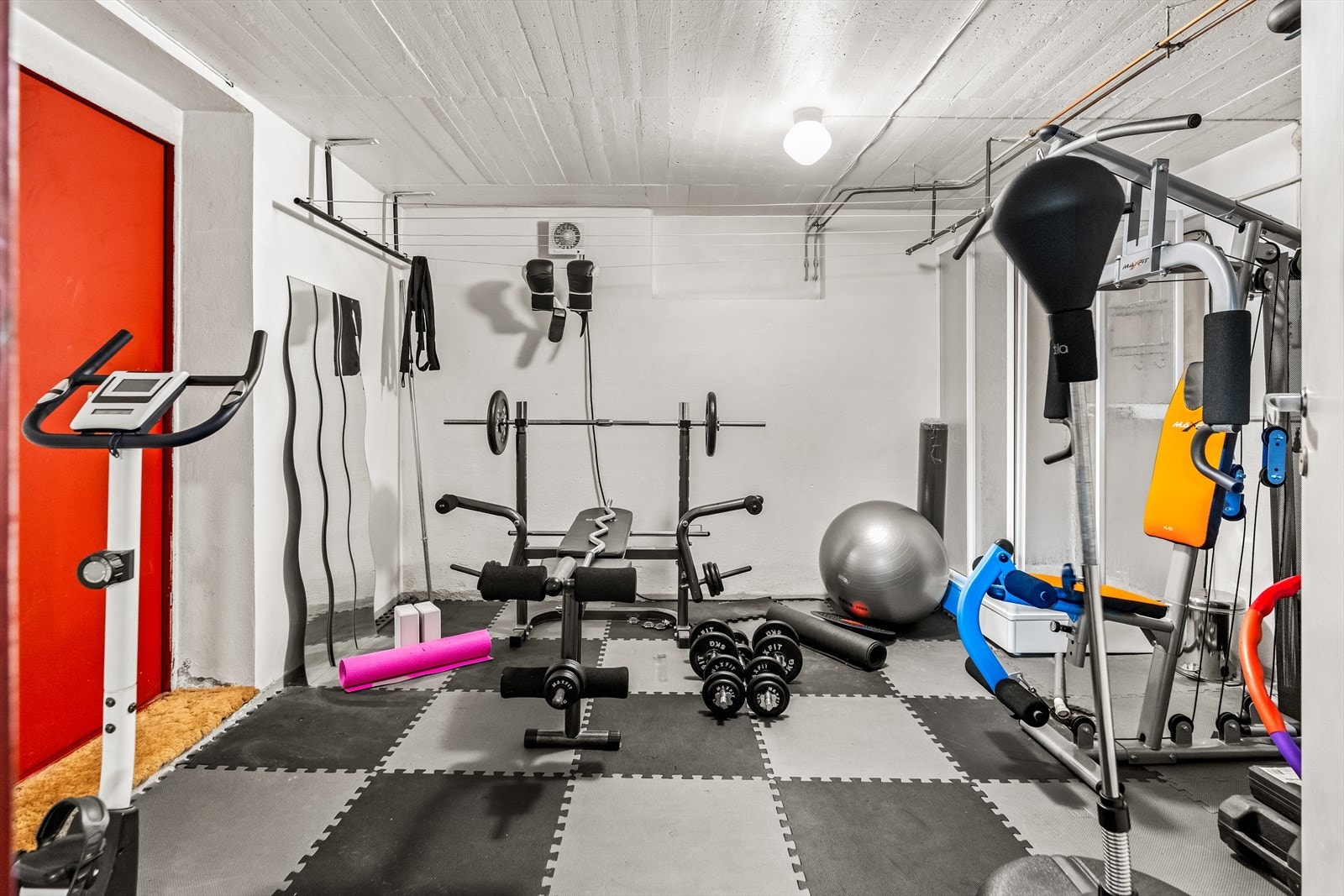 Eget rom til trening gir fleksibilitet og gjør terskelen lav for en økt i hverdagen. Galleribilde