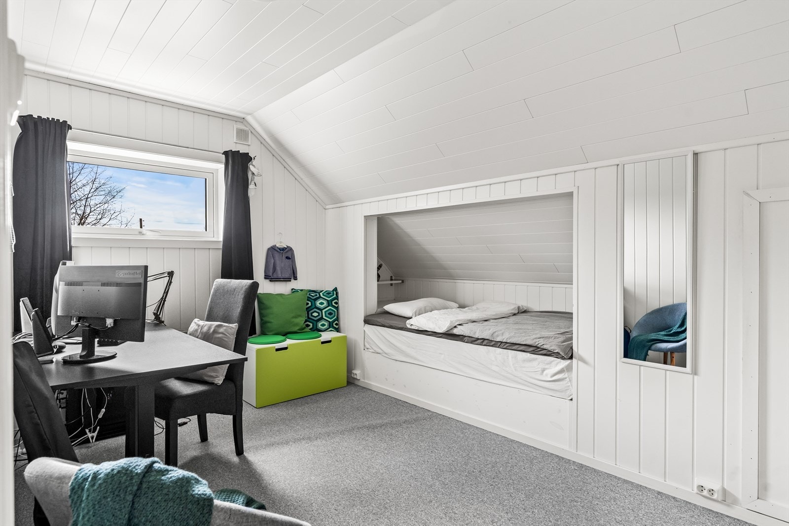 Det er plassbygde skap på de to andre rommene. Galleribilde