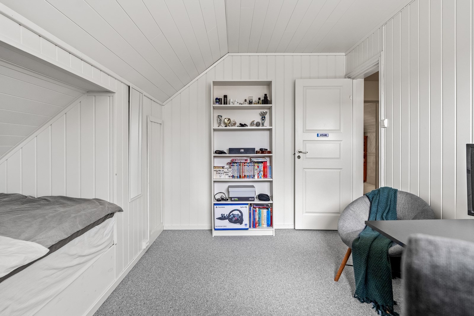 Her er det plassbygget seng, og god plass til skrivebord og andre møbler. Galleribilde