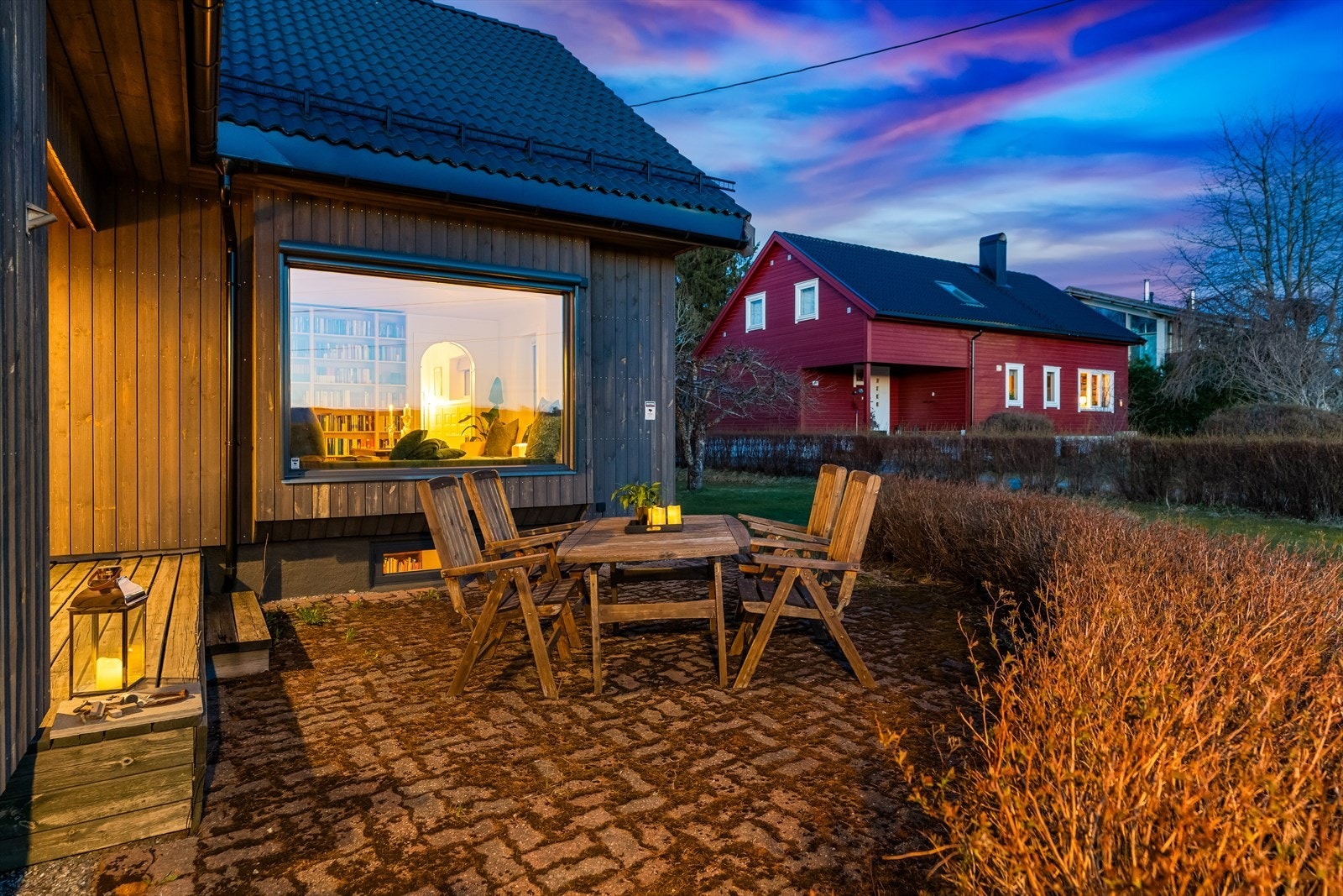 og på motsatt side er det en solrik, steinbelagt markterrasse. Galleribilde