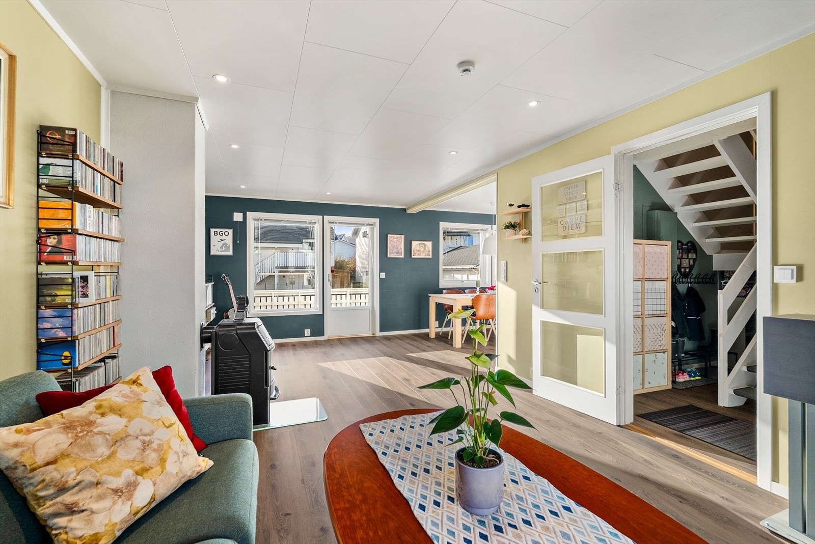 Fra stuen er det direkte utgang til en vestvendt terrasse på 20 m². Her er det gode solforhold og rikelig med plass til utemøbler. Galleribilde