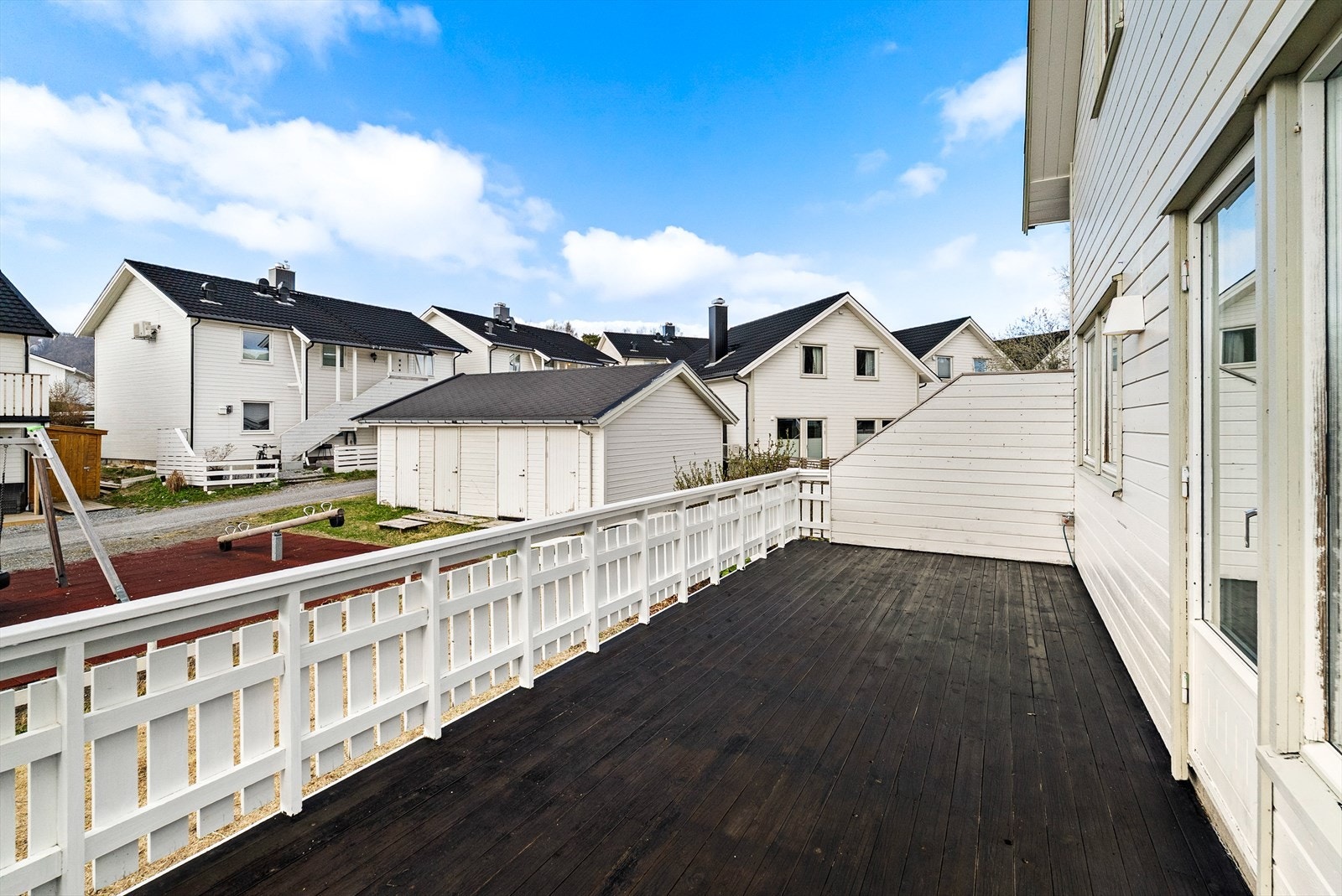 Terrassen har har god plass til utemøbler, grillutstyr og alt som trenge for å nyte de fine sommerdagene. Galleribilde