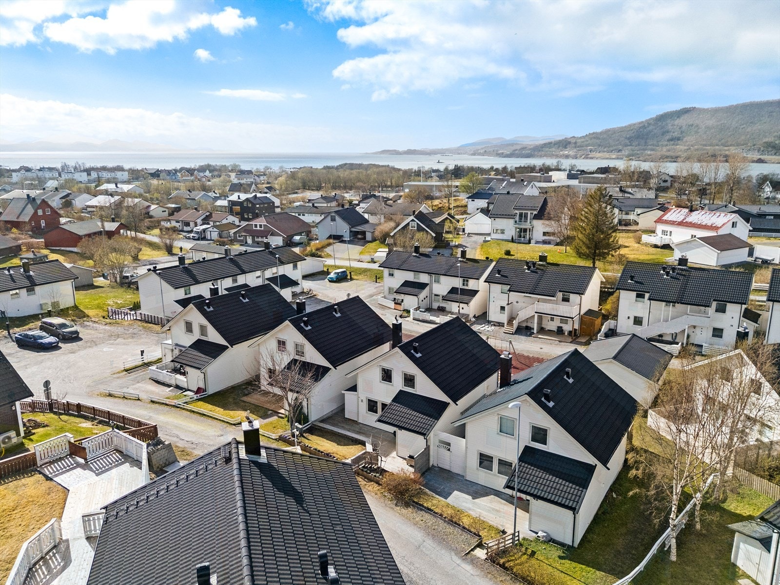 Boligen har to utendørs boder på til sammen 10 m². Den ene ble isolert i 2024 og har innlagt strøm. Galleribilde