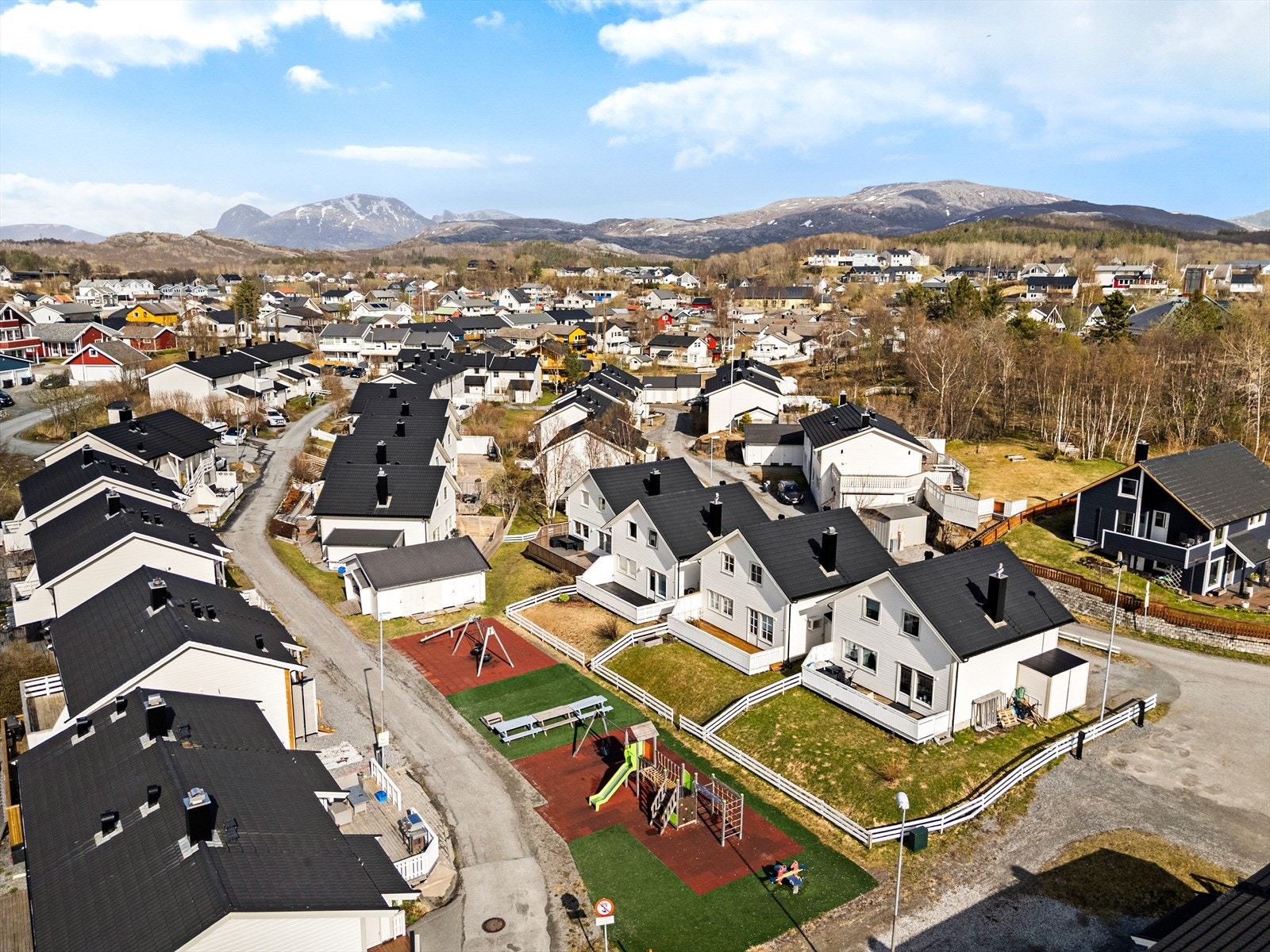 Rett utenfor døren ligger borettslagets lekeplass, trygt og oversiktlig plassert. Galleribilde