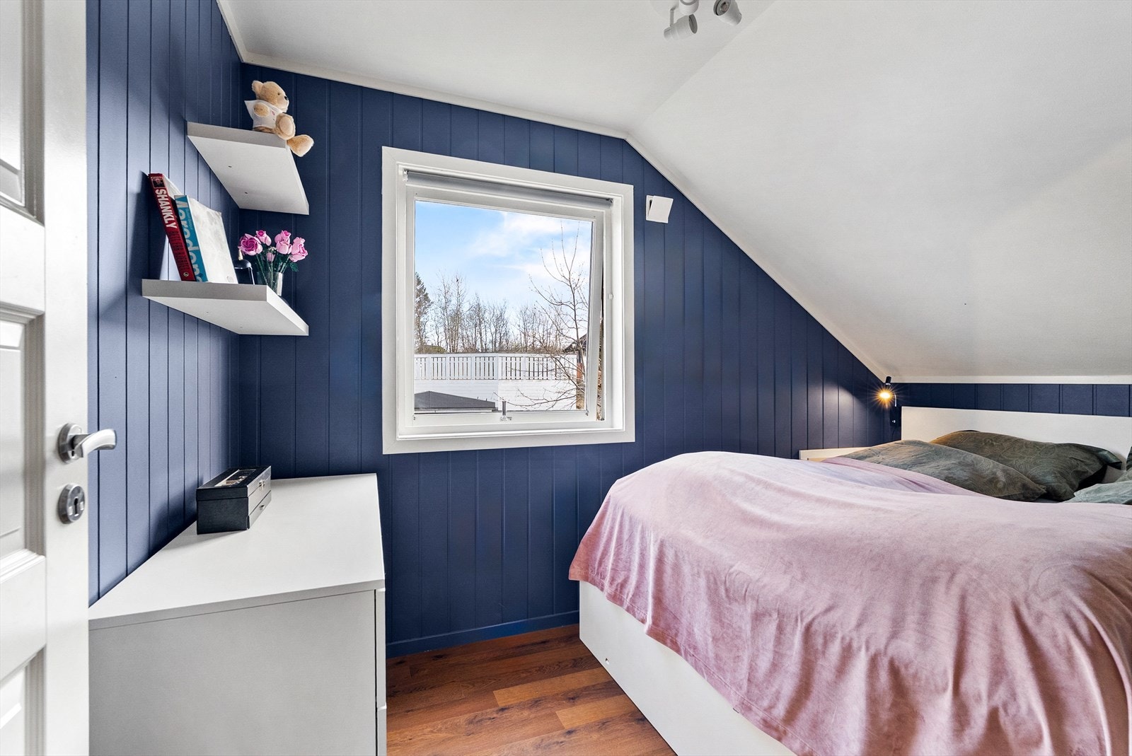 Hovedsoverommet er av romslig størrelse og har god plass til dobbeltseng. Galleribilde