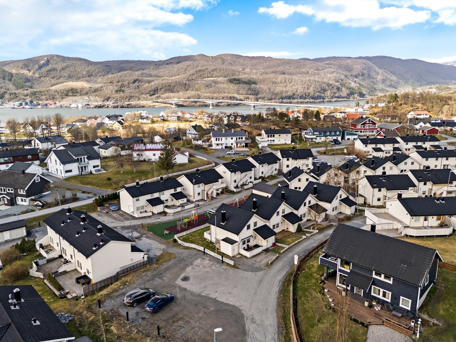 Området byr på nærhet til sjøen og fine turmuligheter i umiddelbar nærhet. Galleribilde
