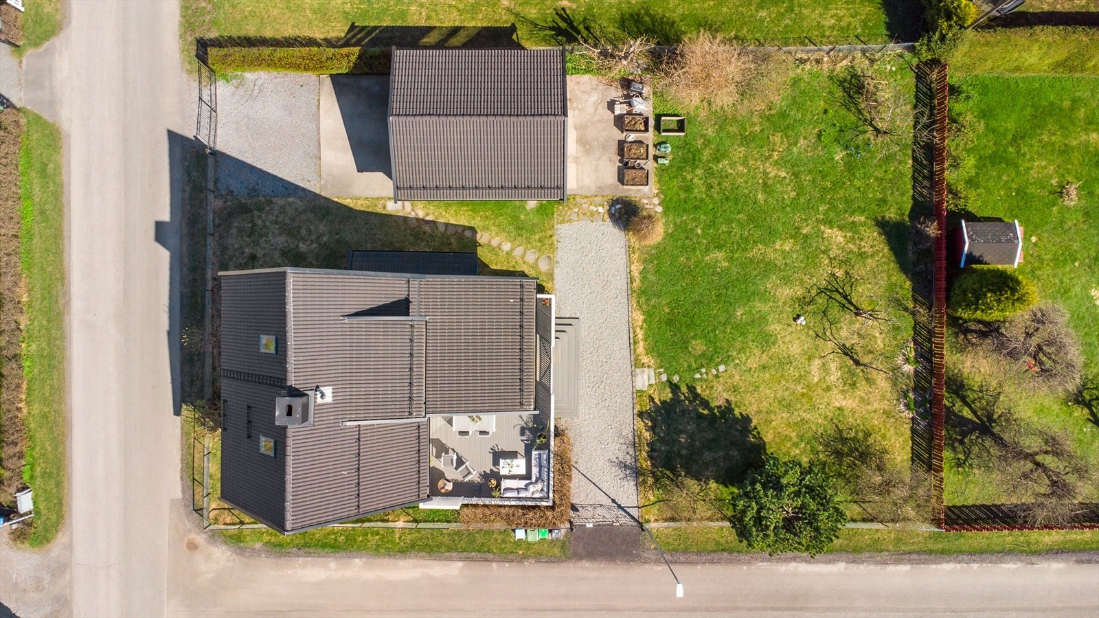 Tomten sett rett ovenfra, som viser boligens plassering og uteområdene. Galleribilde