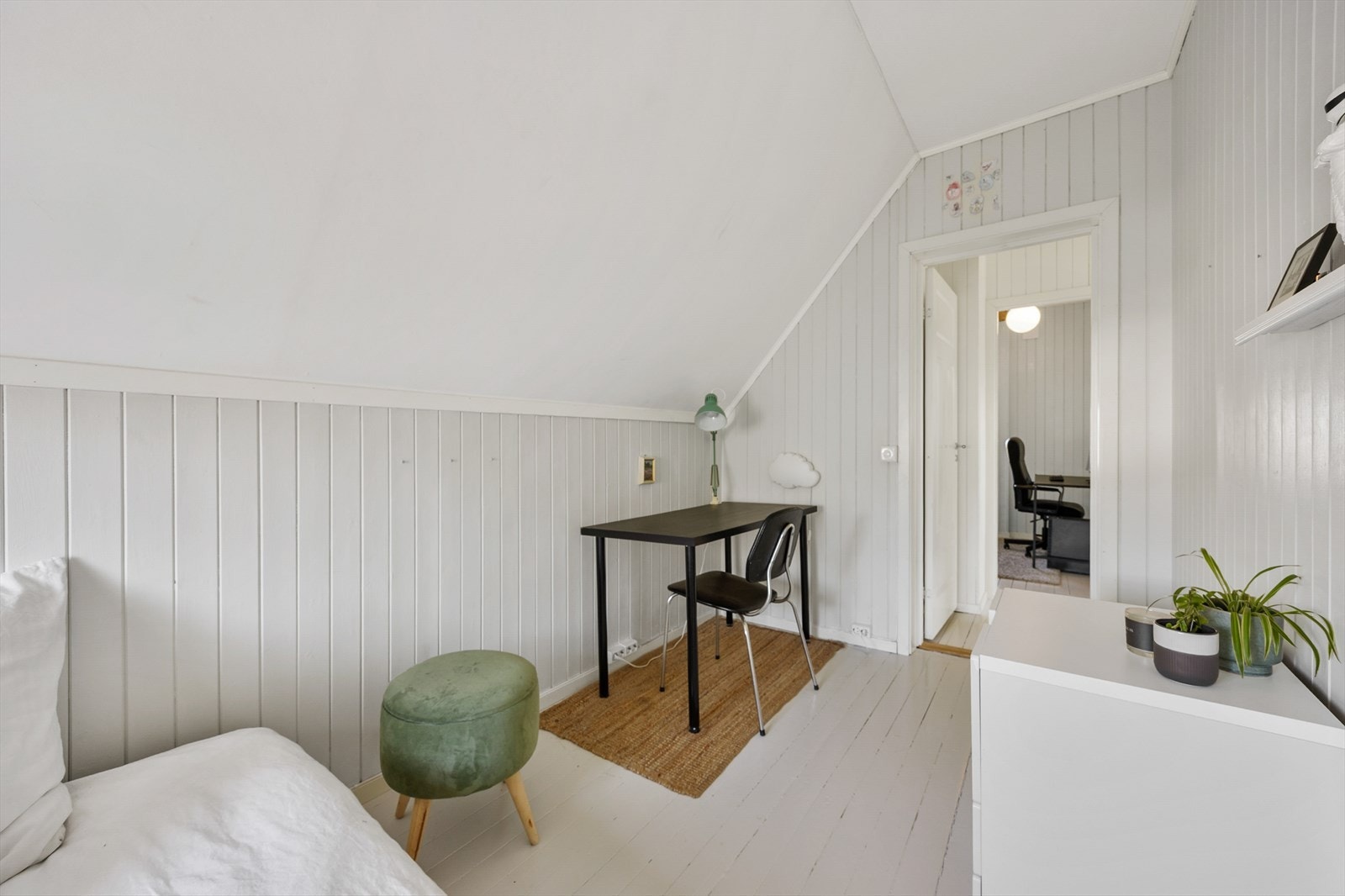 Rommet har plass til både seng og en liten arbeidsplass. Galleribilde