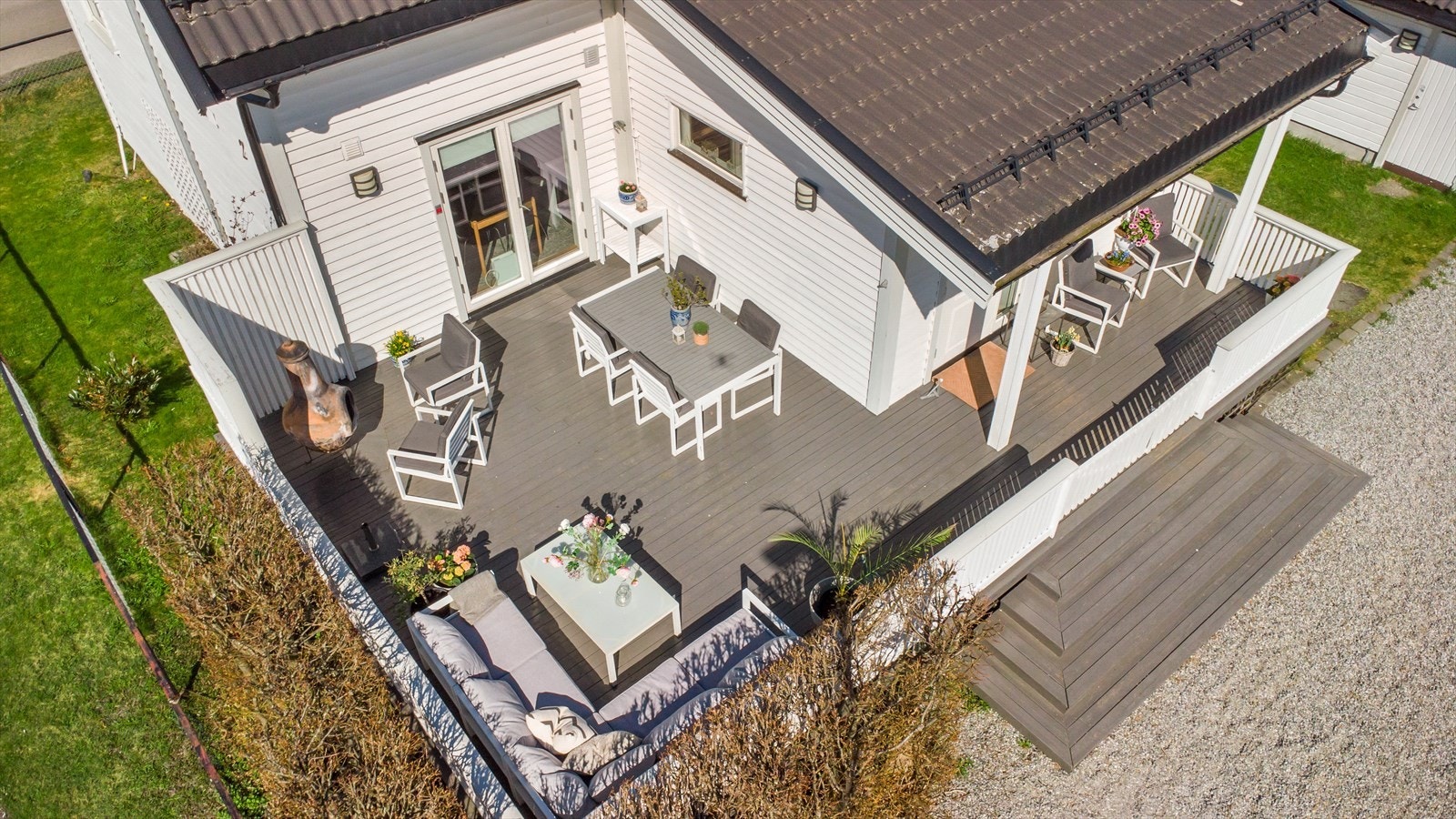 Den store, sydøstvendte terrassen på 39 m² er en flott forlengelse av boligen på sommerhalvåret, med plass til både spise- og sofagruppe for sosiale sammenkomster. Galleribilde