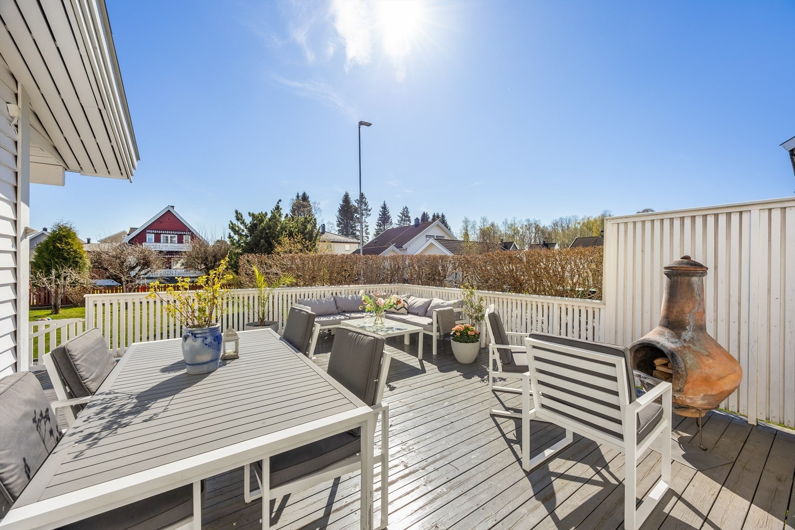 Uteområdet er pent opparbeidet med plen, hekk og gruslagt gårdsplass. Galleribilde