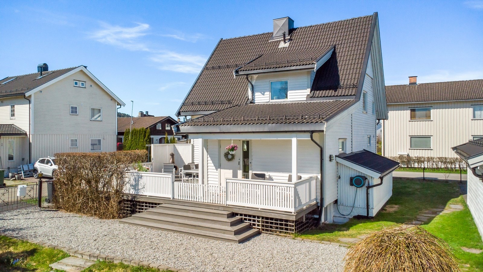 Oversikt over eiendommen og den romslige tomten. Galleribilde