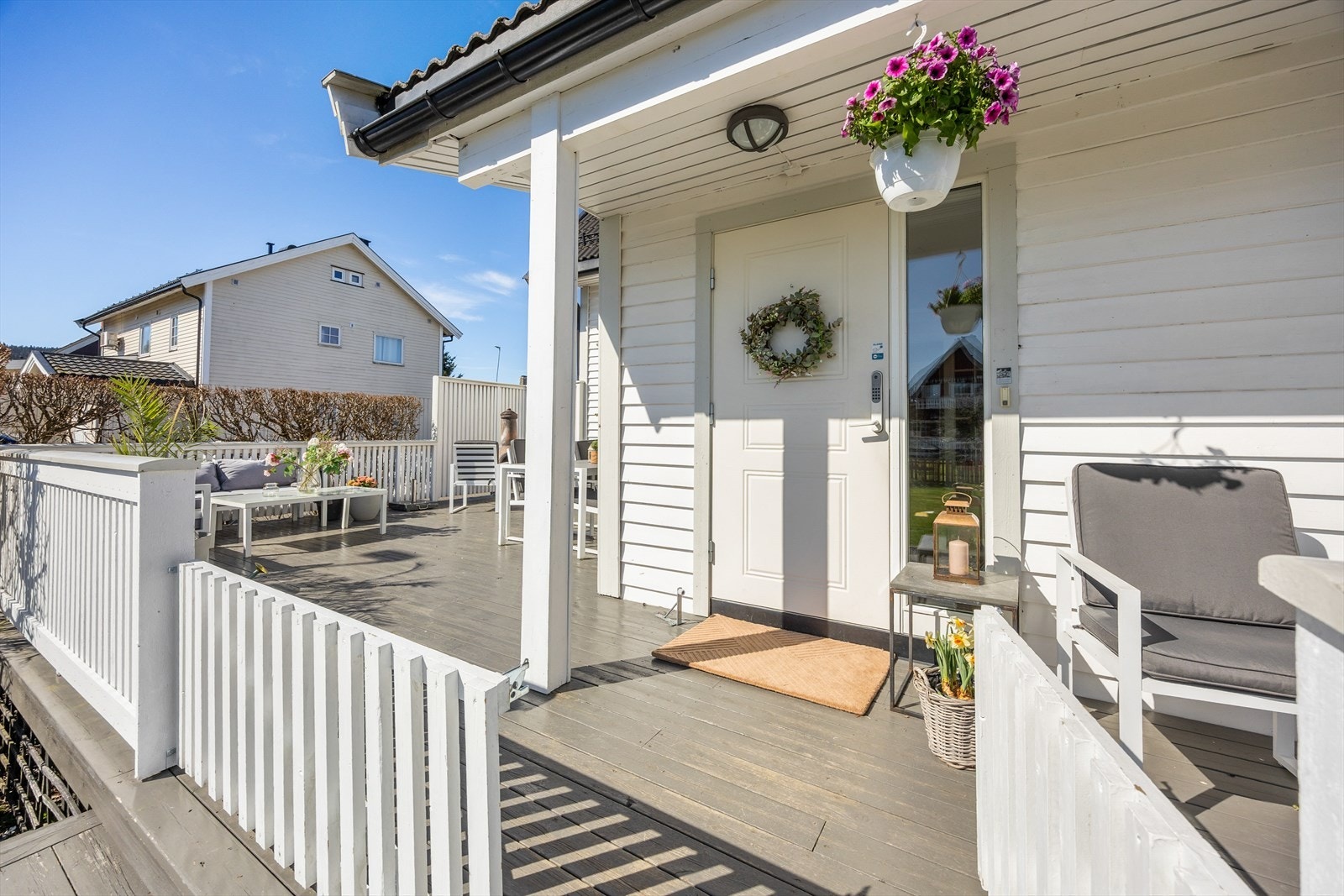 Overbygd inngangsparti med tilknytning til terrassen. Galleribilde