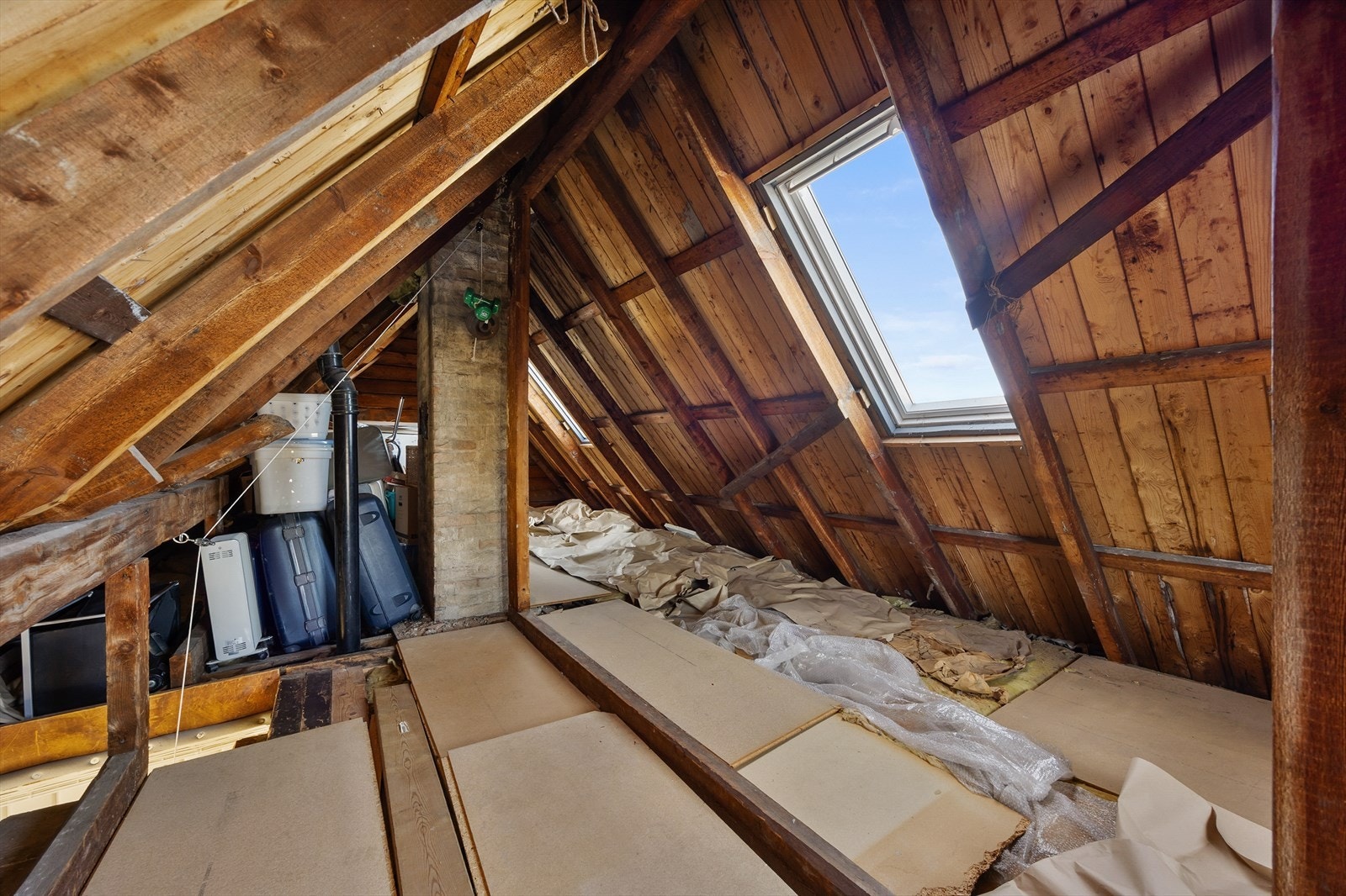 Uinnredet loft med potensial for lagring. Adkomst via loftsluke. Galleribilde