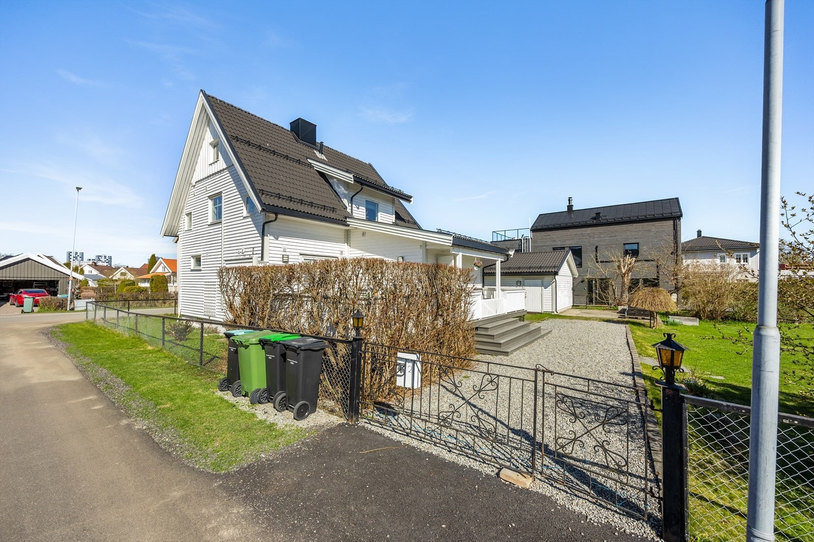 Eiendommen ligger i et attraktivt villastrøk i Lillestrøm. Galleribilde