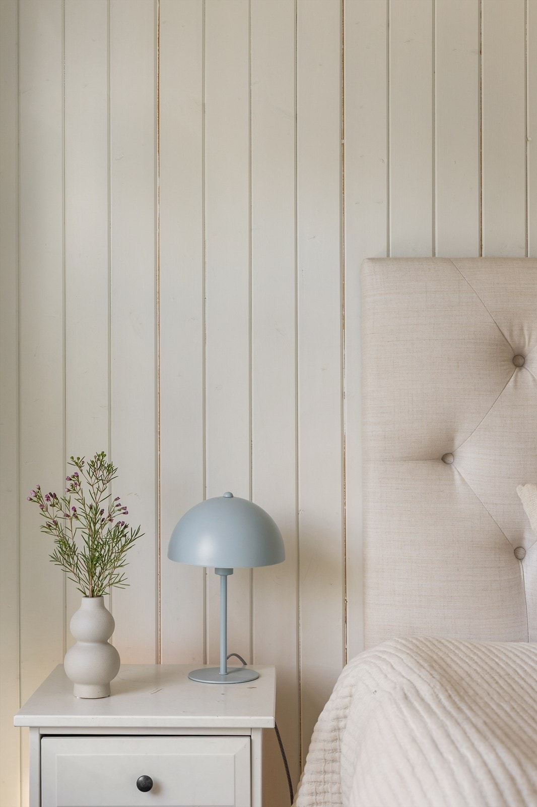 Rommet er malt i en lun og lys fargetone - perfekt for avslapning. Galleribilde