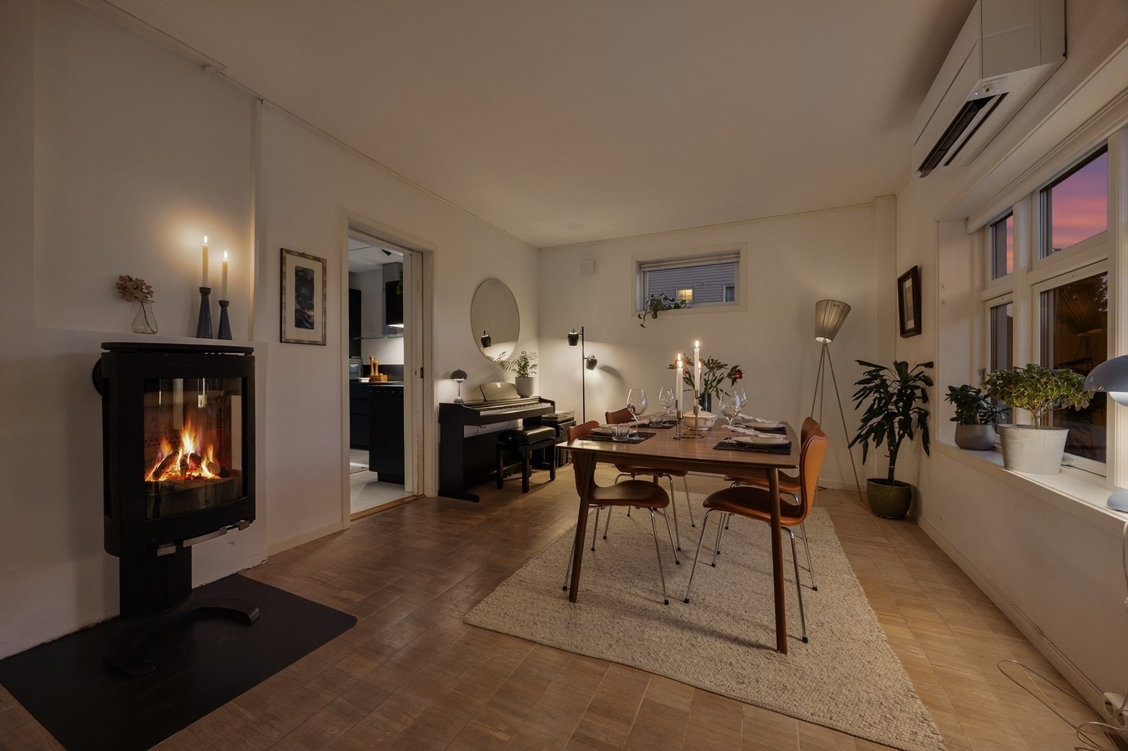 Stemningsfull belysning og peisild skaper en hyggelig ramme for kveldene. Galleribilde