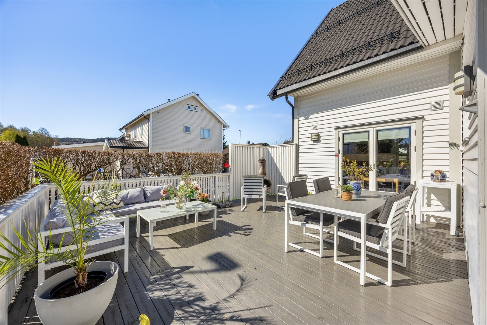 Terrassen har god plass til flere sittegrupper og er et perfekt sted for å nyte sommerdagene. Galleribilde