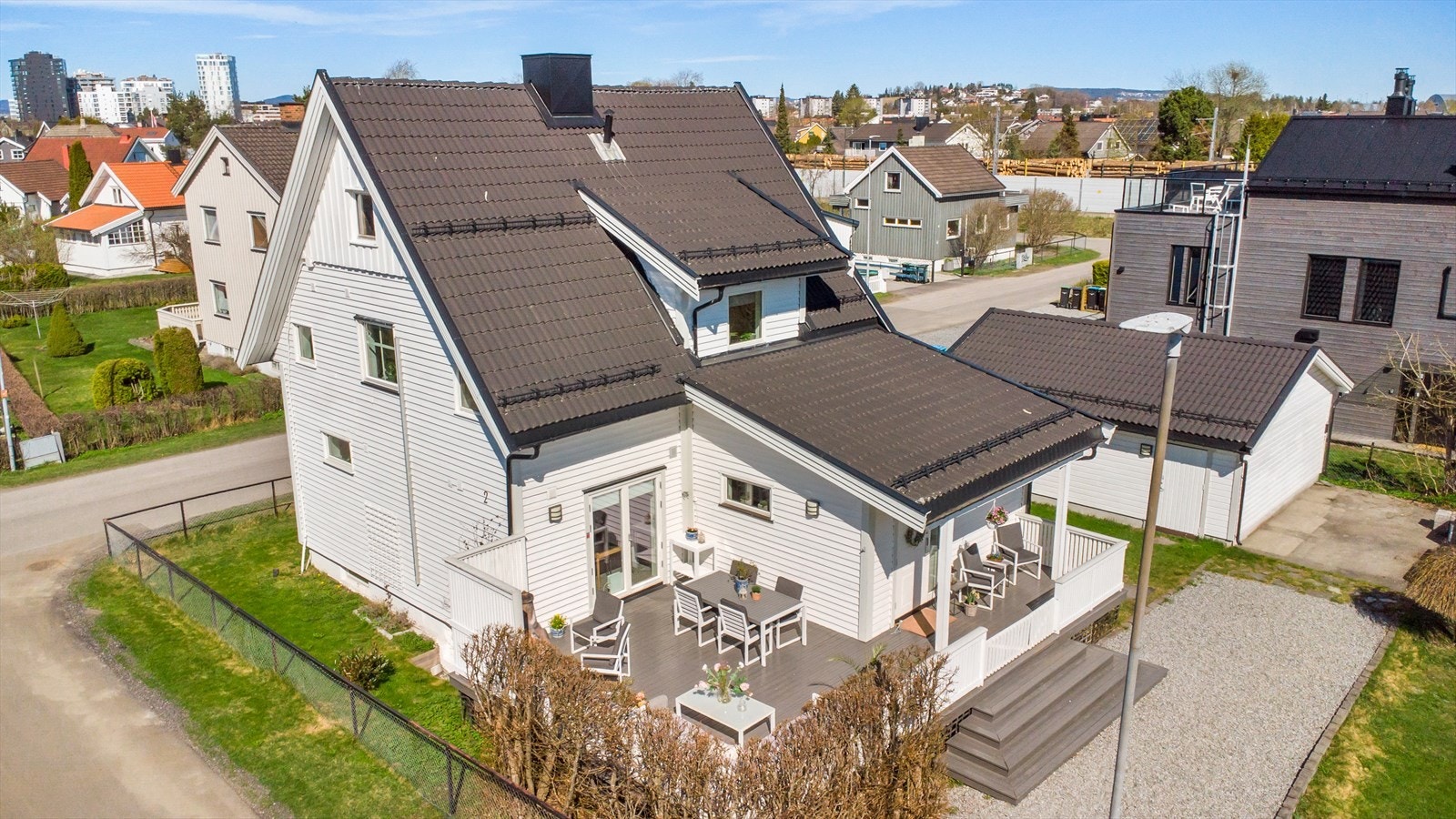 Yttertaket er tekket med takstein og ble skiftet i 2015-2016. Galleribilde