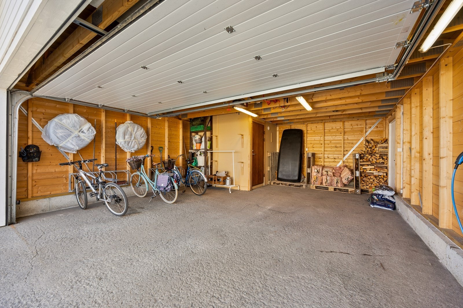 Innvendig i garasjen er det god plass til parkering, sykler og oppbevaring. Galleribilde