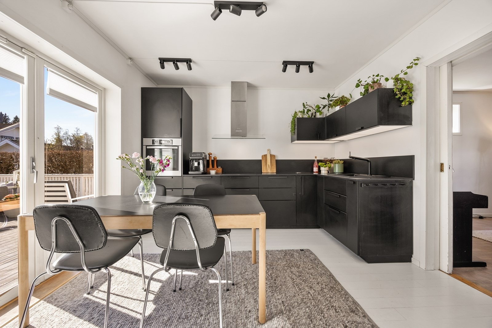 Innredningen har mørke, glatte fronter og en slitesterk laminatbenkeplate med god arbeidsplass. Galleribilde
