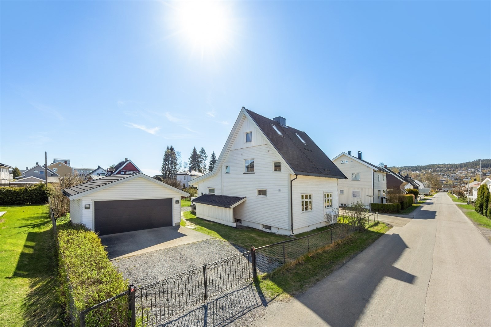 Eiendommen har en frittstående garasje på 39 m² oppført i 2015, med god plass til bil og lagring. Galleribilde