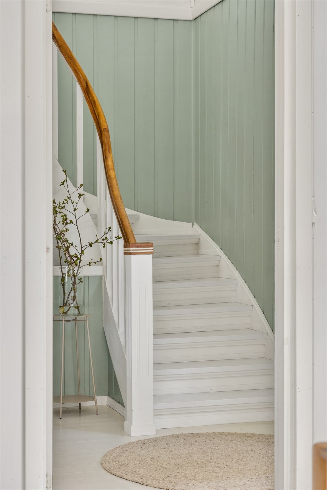 Den svingte trappen er et sjarmerende element i boligen. Galleribilde