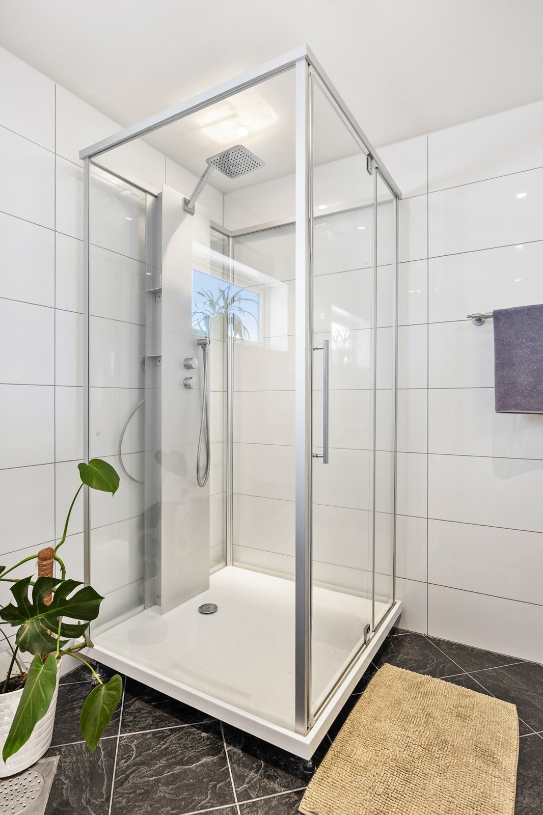 Dusjkabinett med moderne design. Galleribilde