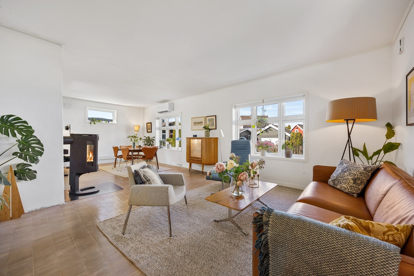 Stuen er et lyst og luftig samlingspunkt, med god plass til både sofagruppe og spisebord. Galleribilde