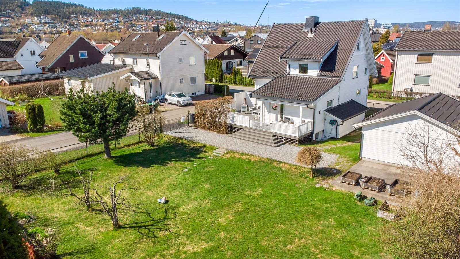 Beliggenheten er meget attraktiv med gåavstand til Lillestrøm sentrum med et bredt utvalg av handel, i tillegg til flotte turområder langs Nitelva. Galleribilde