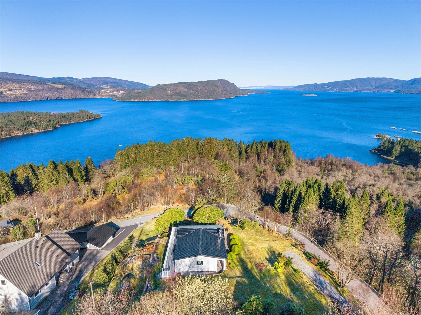 Hytten har en svært god plassering helt ytterst på Stranda med nydelige utsiktsforhold. Galleribilde