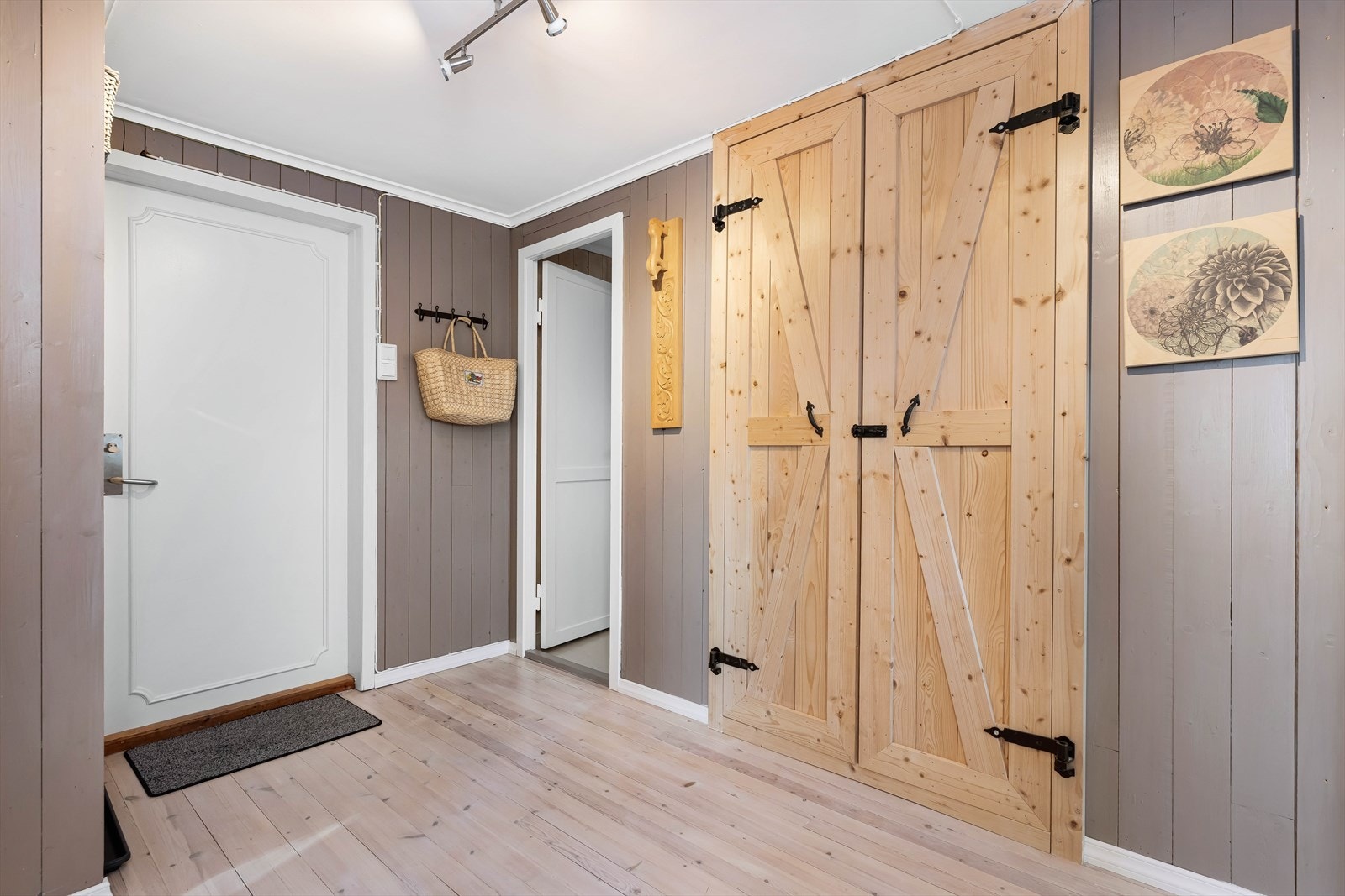 Praktisk innebygd garderobeskap. Galleribilde