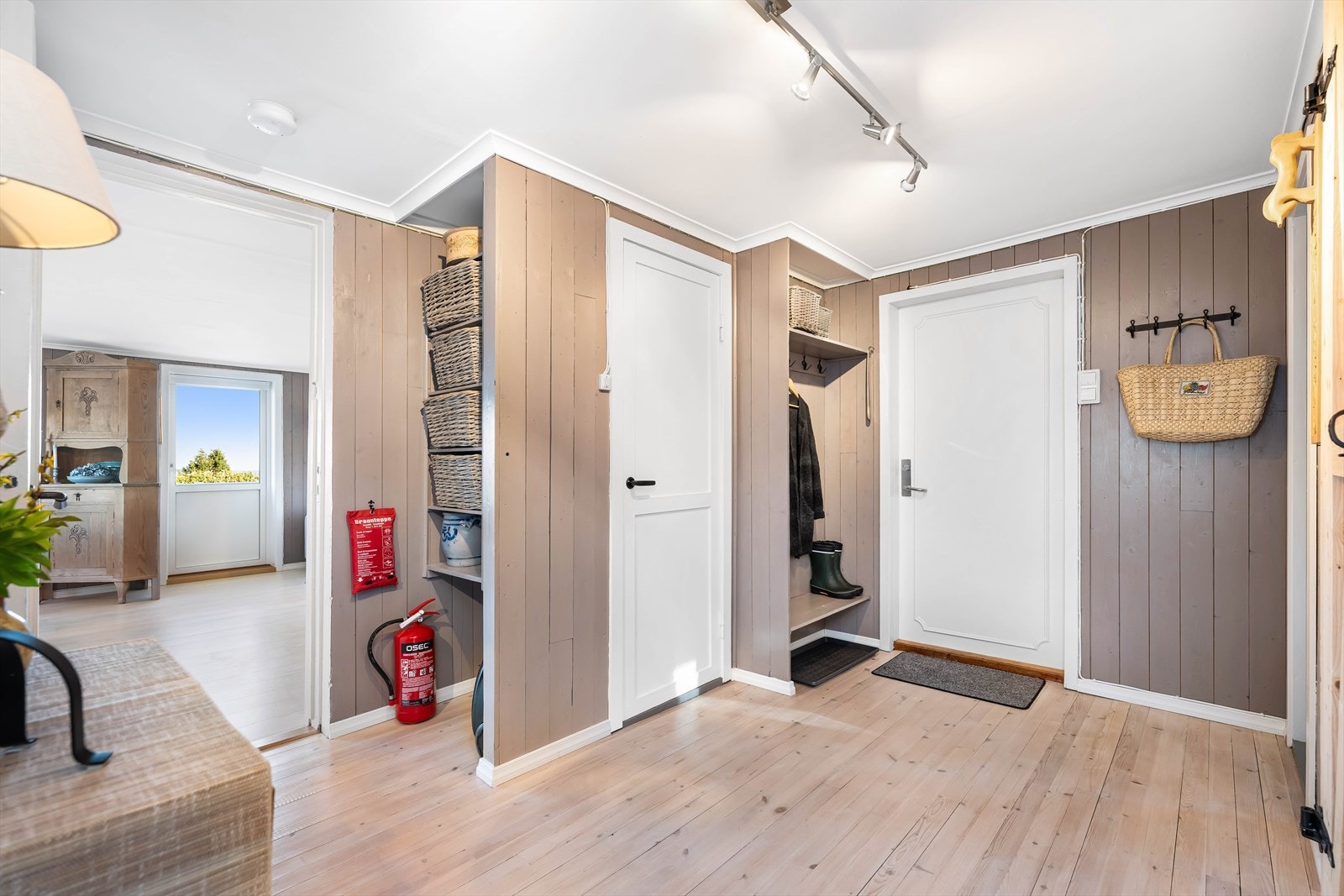 Romslig gang med god oppbevaringsplass til yttertøy. Galleribilde