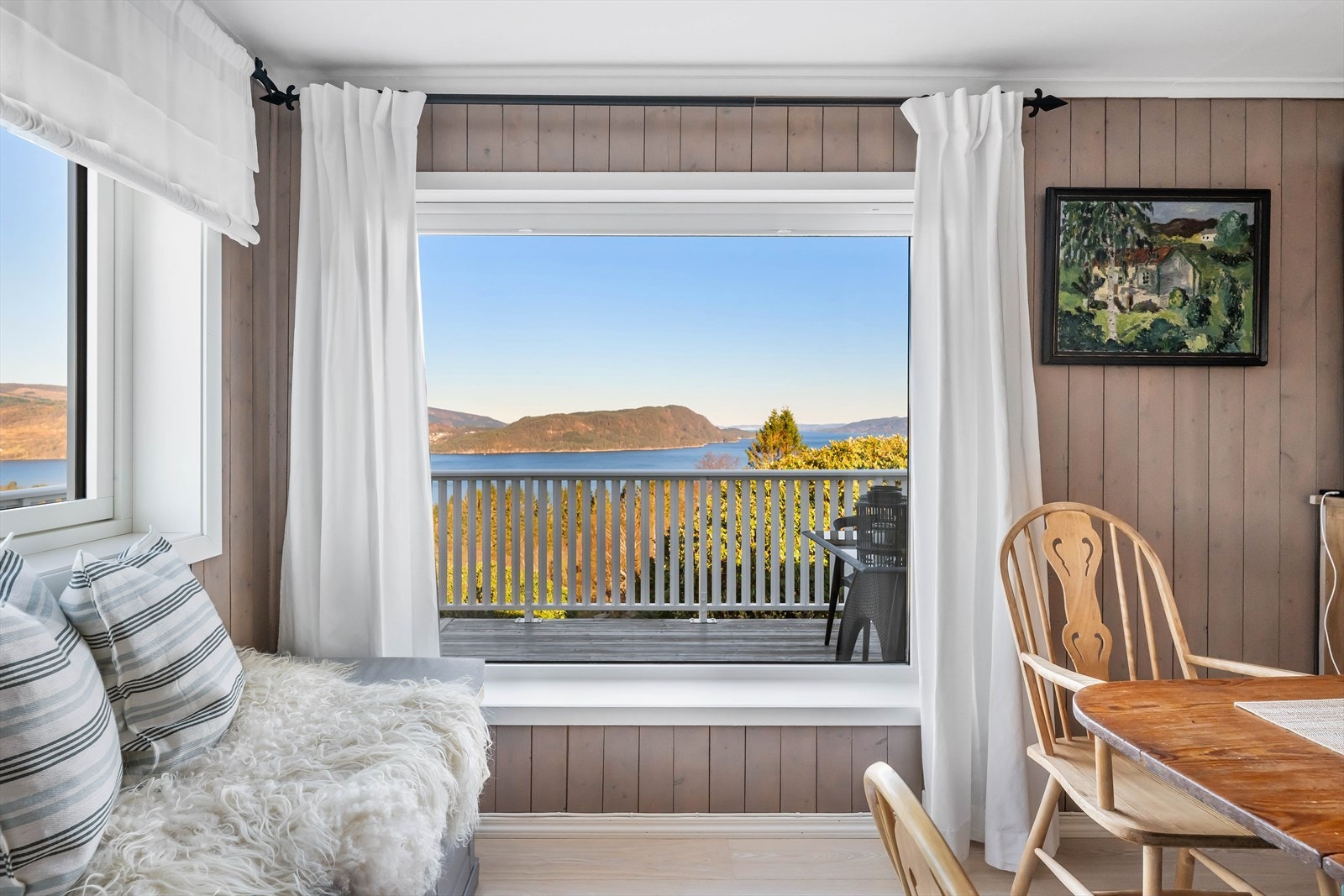 Store vinduer rammer inn den vidstrakte utsikten fra eiendommen. Galleribilde
