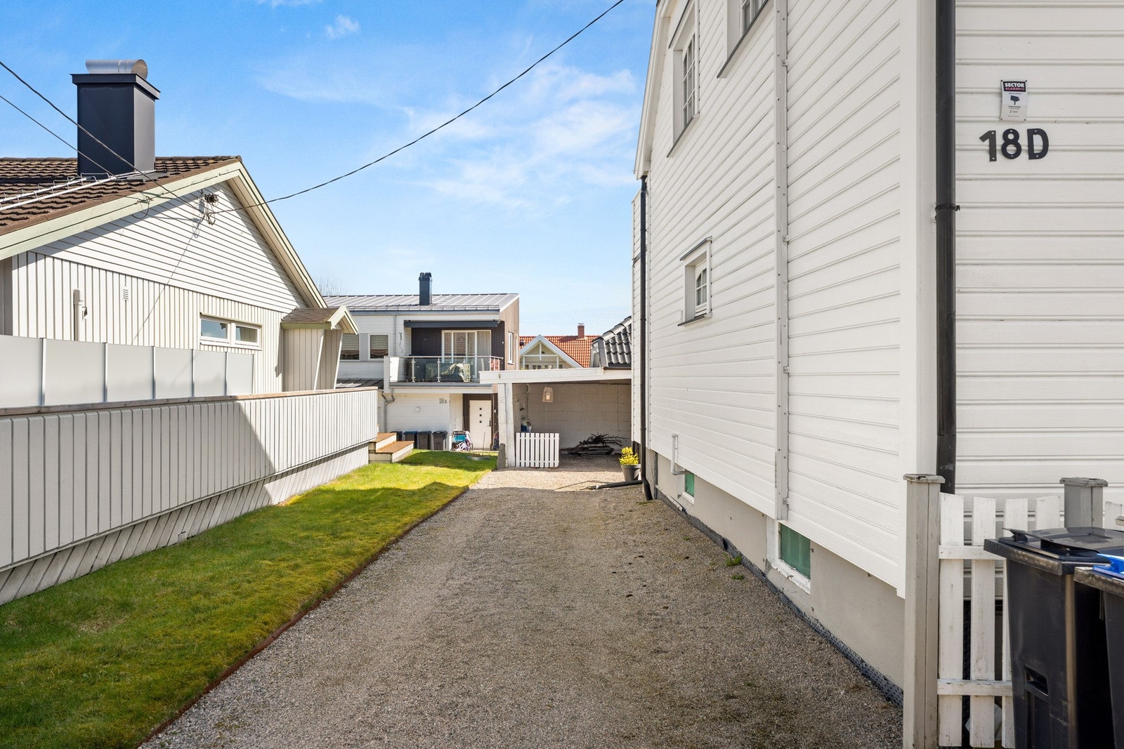 Her er det plass til flere biler, inkludert en i carport ved utvendig bod. Galleribilde