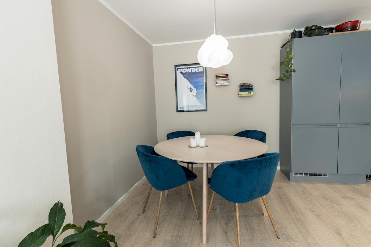 Spisebord frå bolia, innleggsplater medfølger og gir plass til 10 personar rundt bordet! Galleribilde