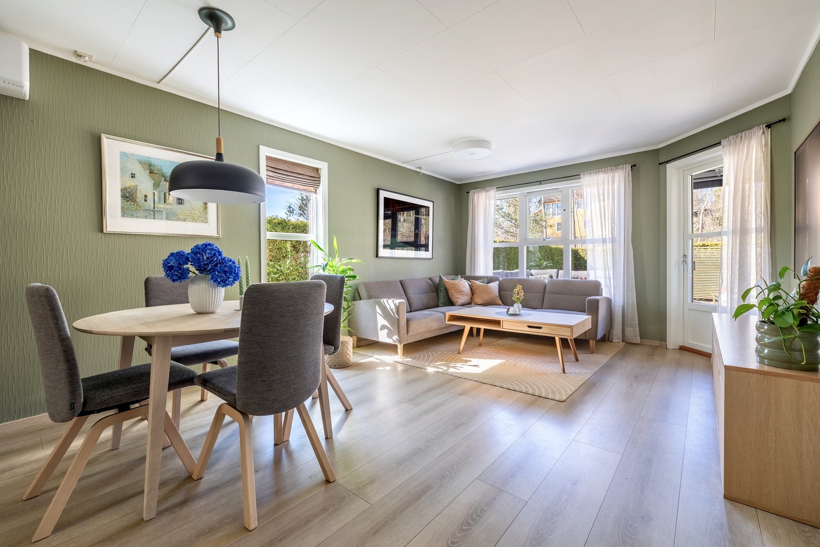 Her er det gode møbleringsmuligheter for sofagruppe, TV-anlegg og spisebord i naturlige soner. Galleribilde
