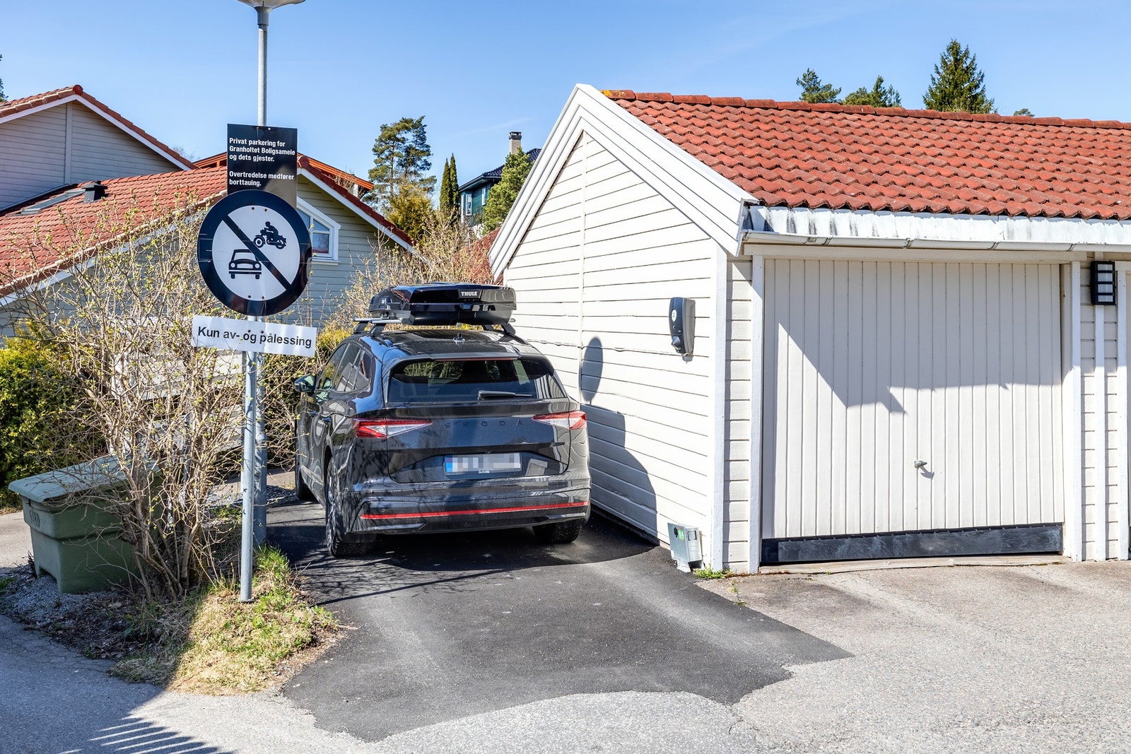 Det er parkering på egen parkeringsplass med elbillader. Galleribilde
