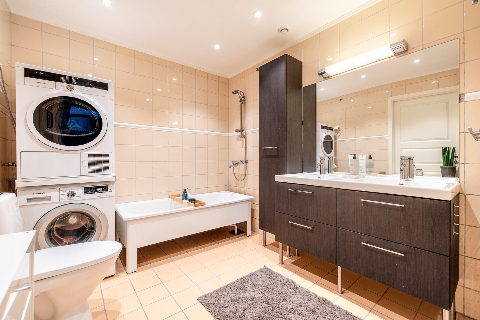 Badet er utstyrt med flislagte vegger- og gulv, elektriske varmekabler og innfelt downlights. Galleribilde