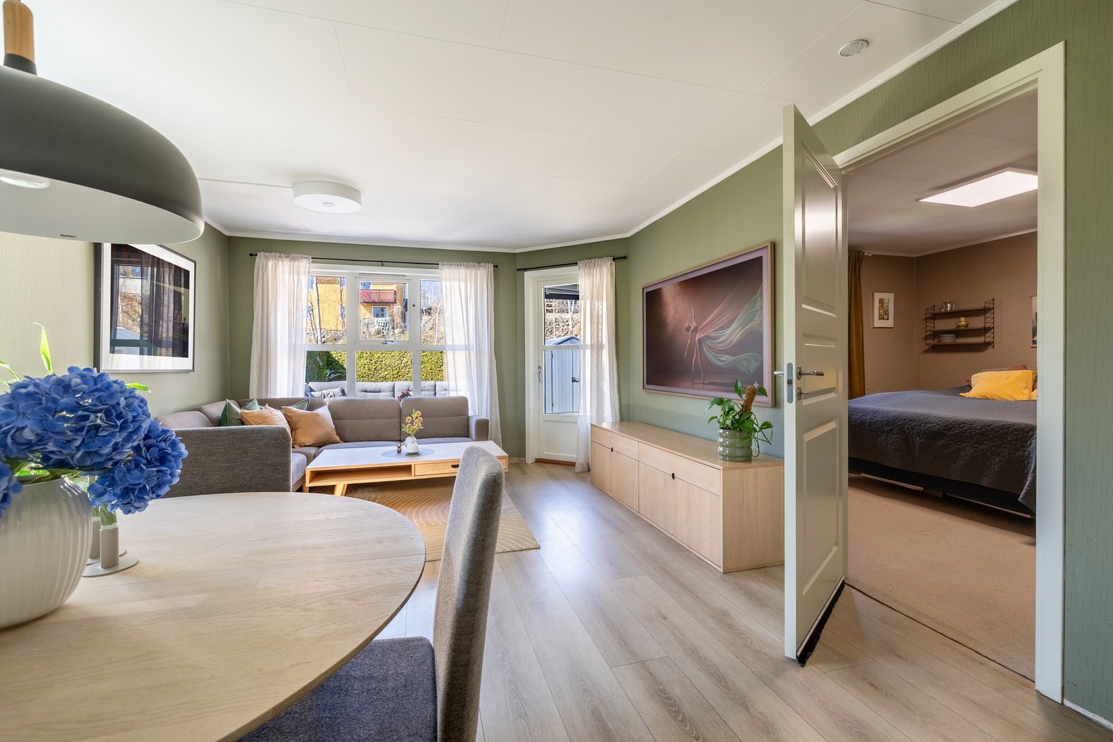 Store vindusflater slipper inn rikelig med naturlig dagslys. Galleribilde