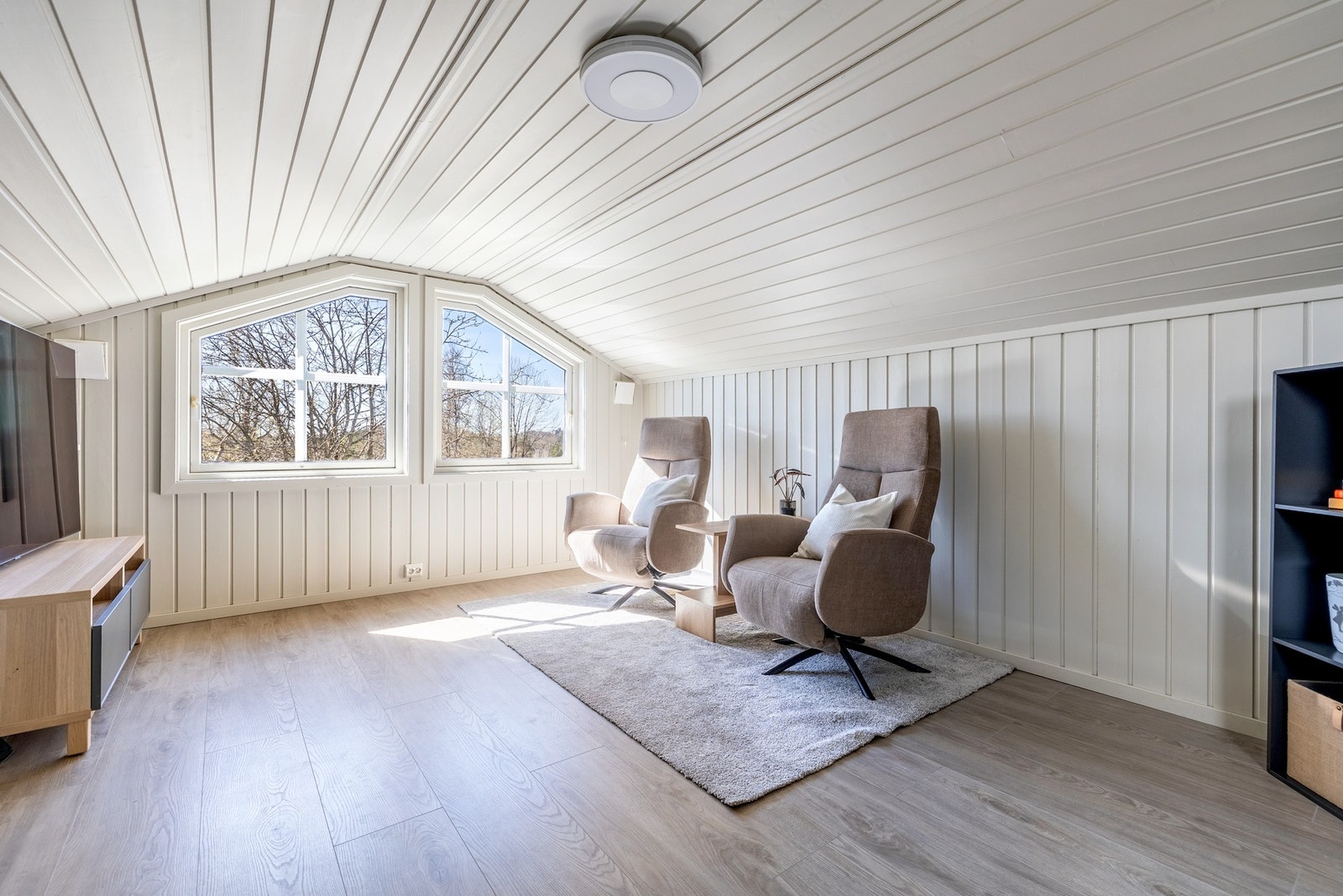 Her er det god plass til både sofagruppe, TV-anlegg og diverse møblering. Galleribilde