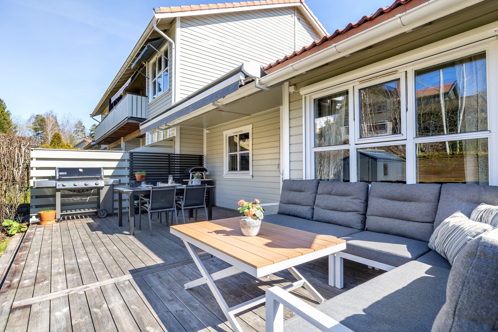 Fra stuen er det utgang til en romslig terrasse på ca. 30 kvm med god plass til lounge, spisegruppe og grill. Galleribilde