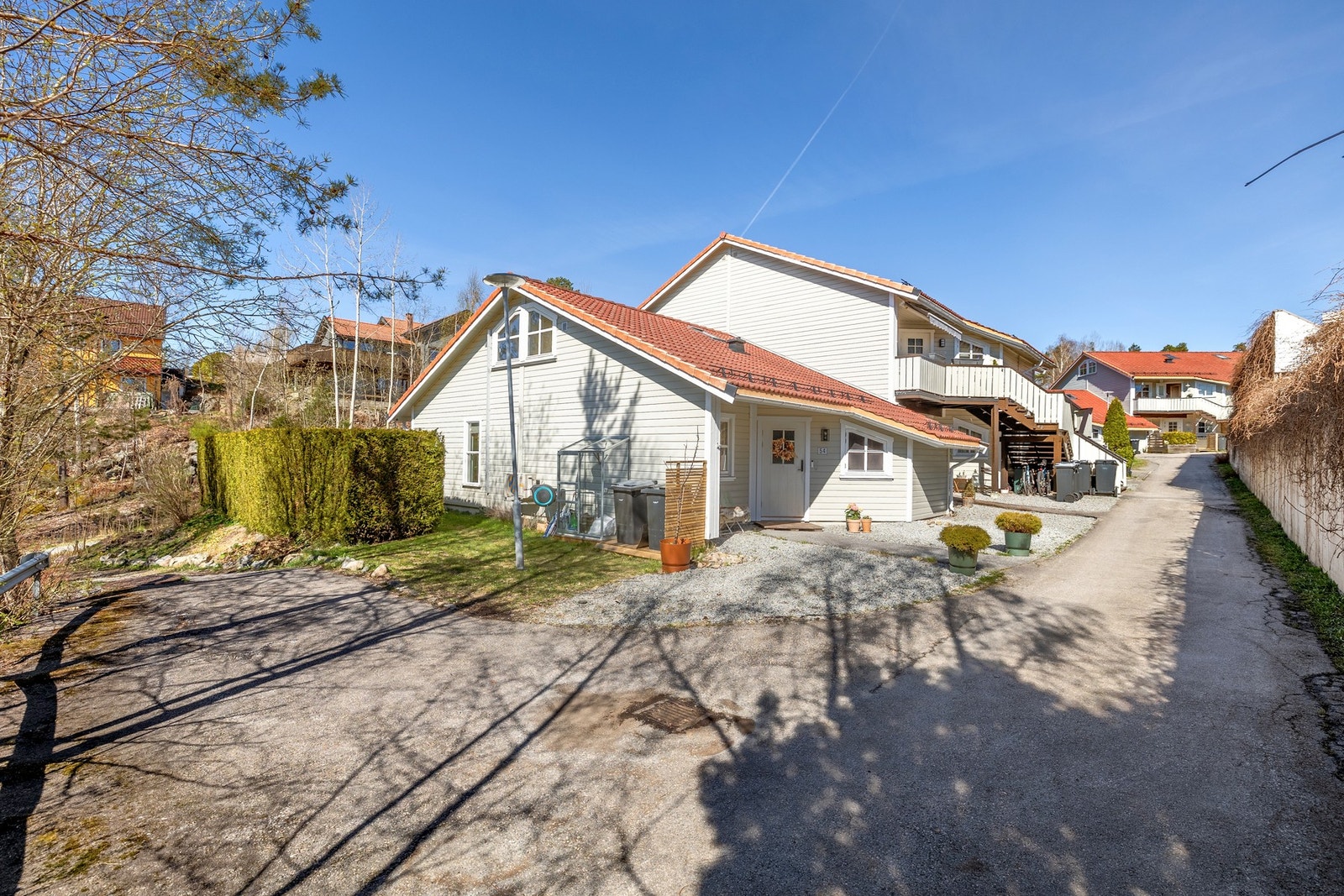 Rekkehuset har en barnevennlig beliggenhet på Sofiemyr, innerst i en blindvei. Galleribilde