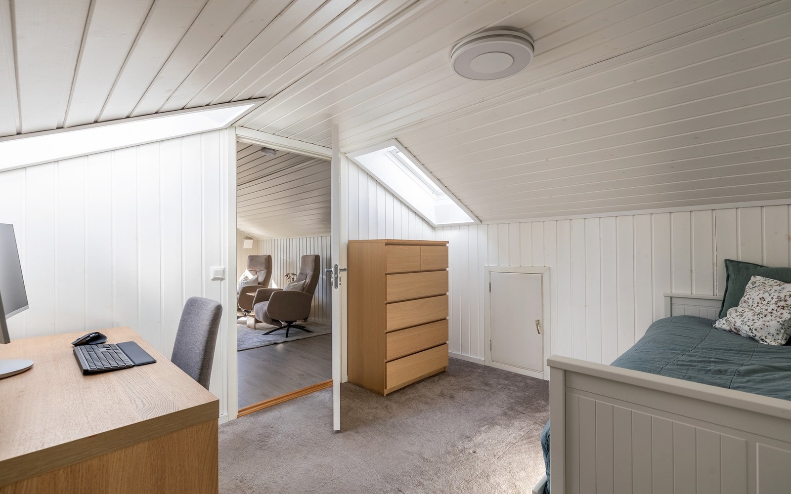 Soverommet har god plass il seng, nattbord og skrivebord, alt etter behov. Galleribilde